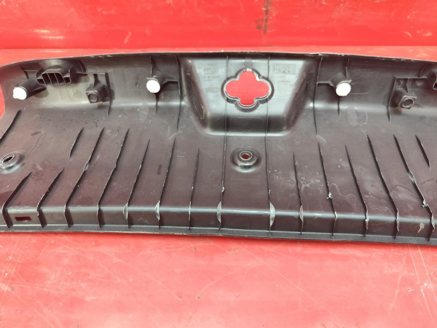 Кожух замка багажника