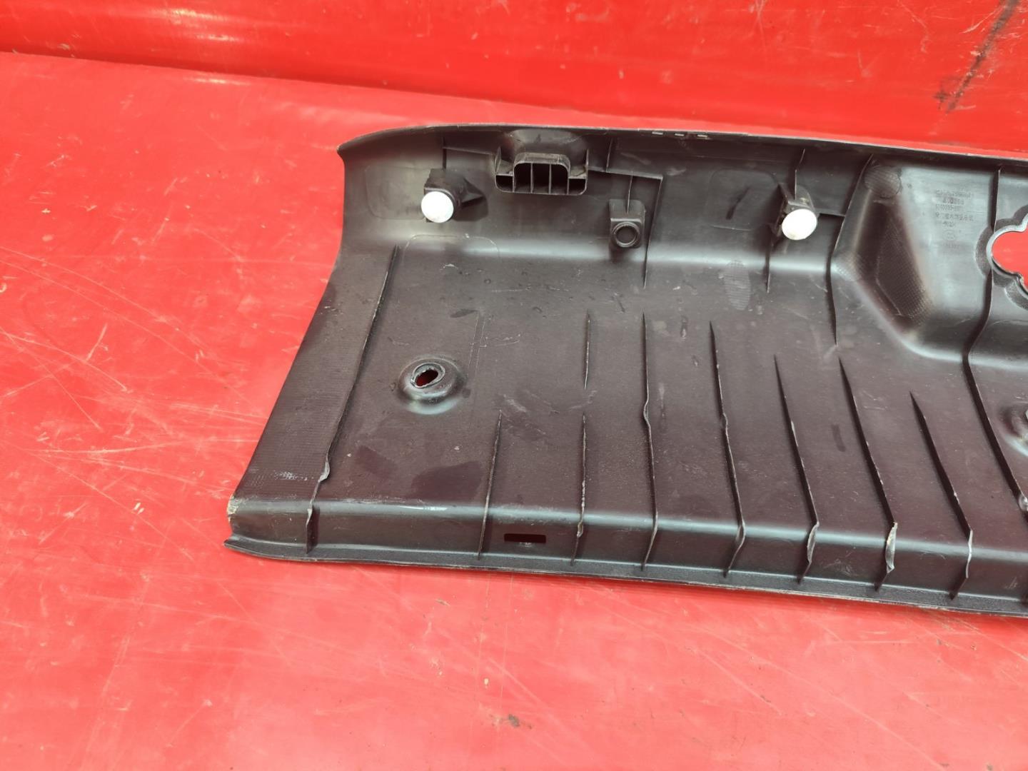 Кожух замка багажника