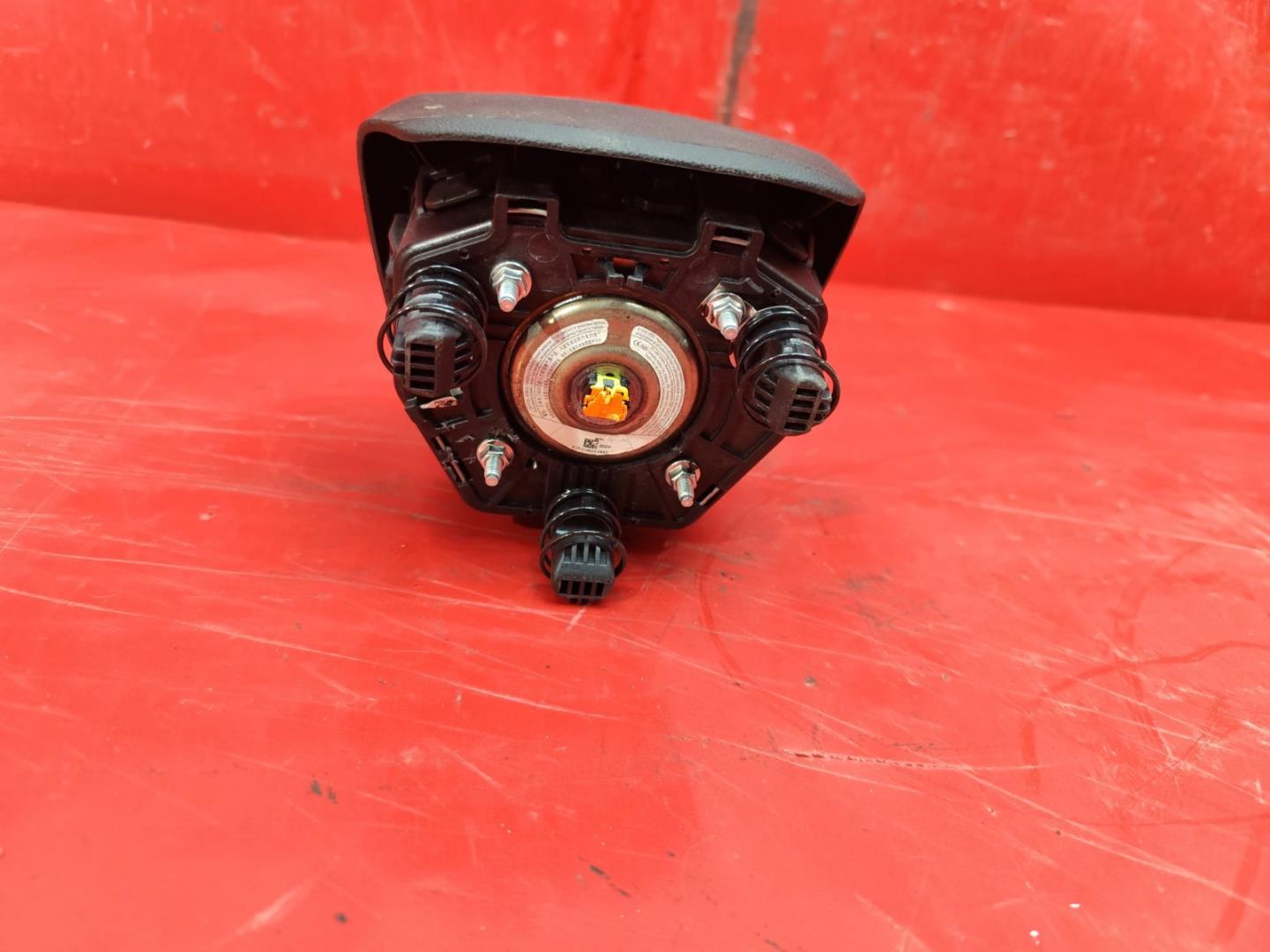 Подушка безопасности в рулевое колесо