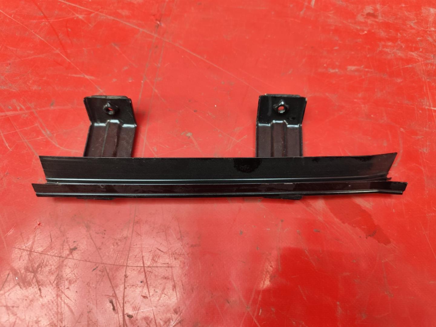 Направляющая стекла двери