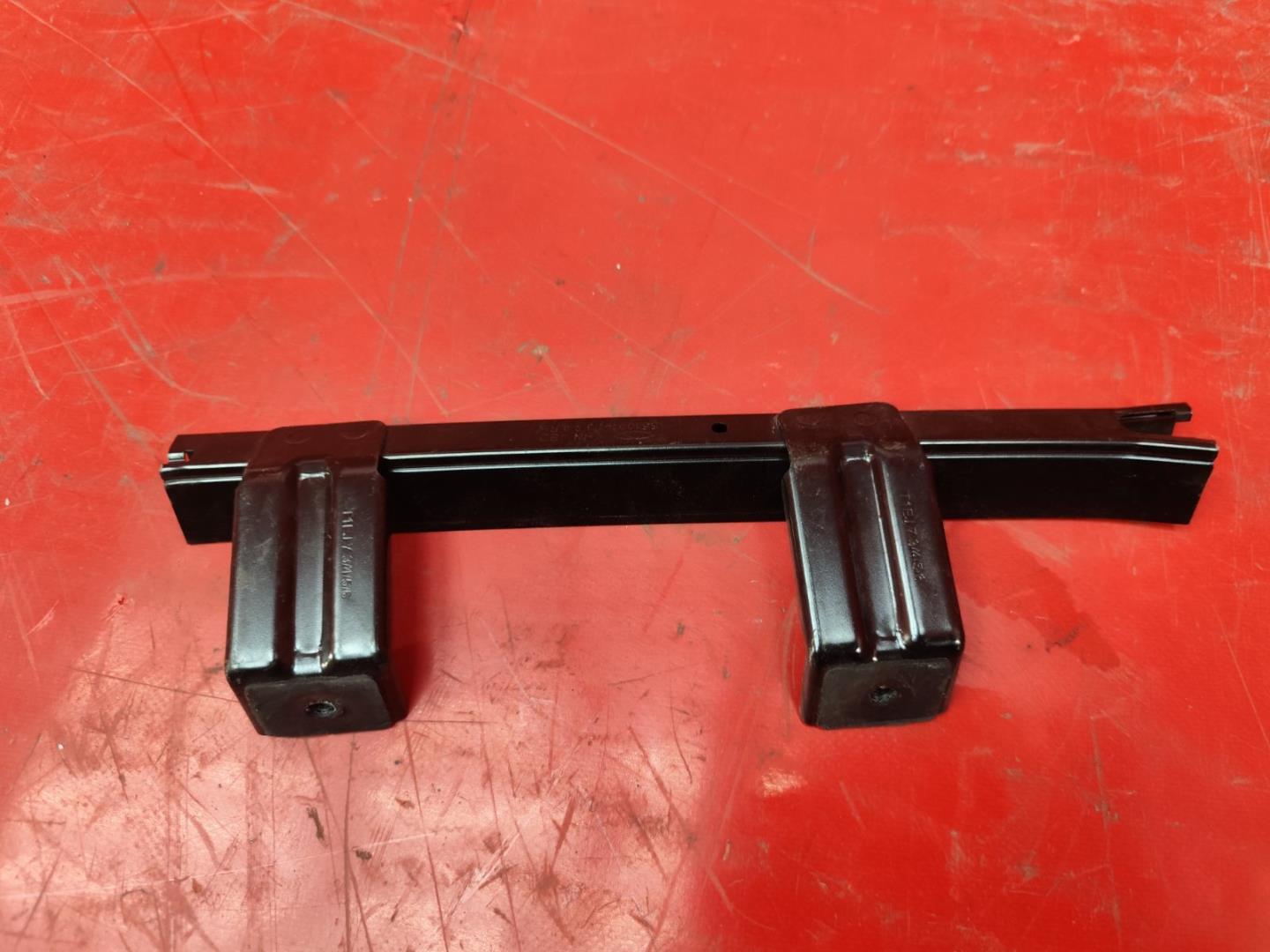 Направляющая стекла двери