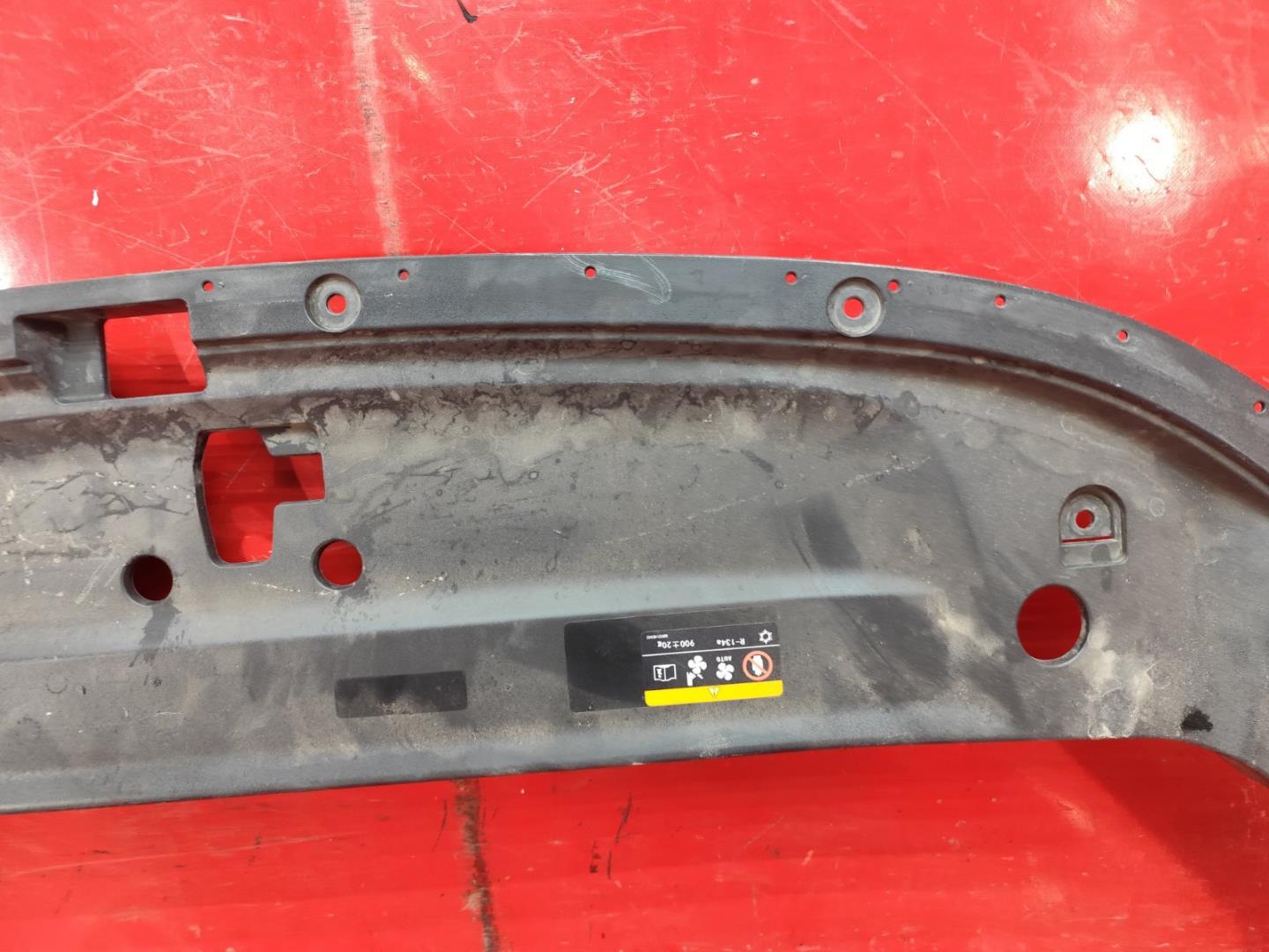 Кожух замка капота