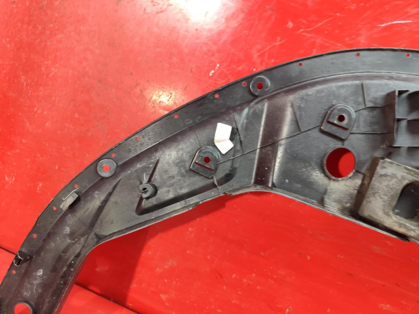 Кожух замка капота