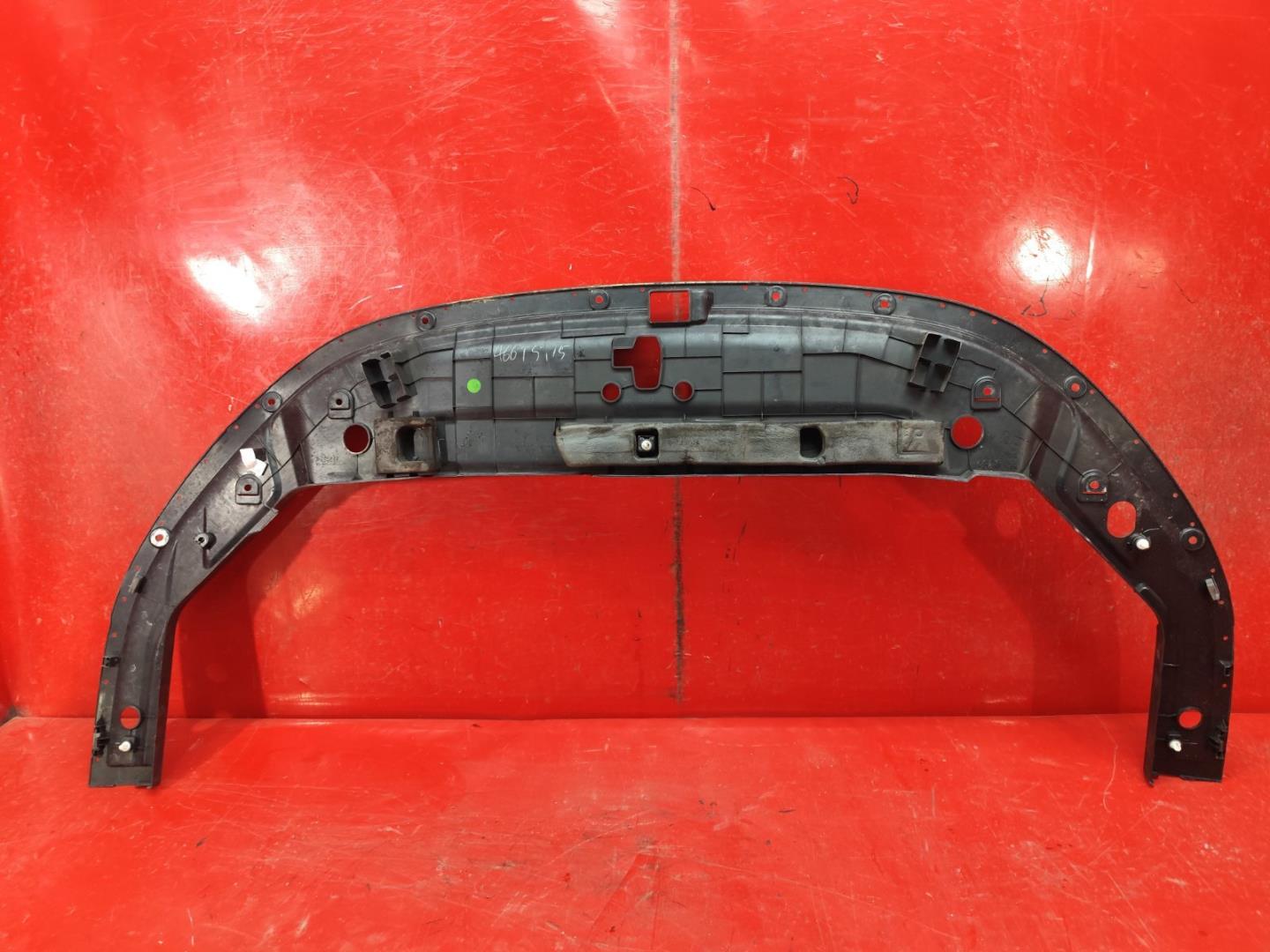 Кожух замка капота