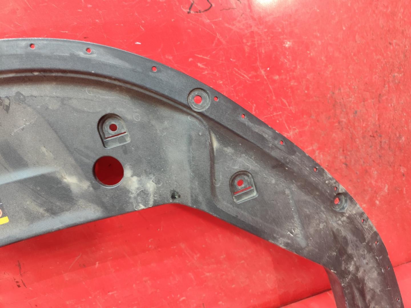 Кожух замка капота