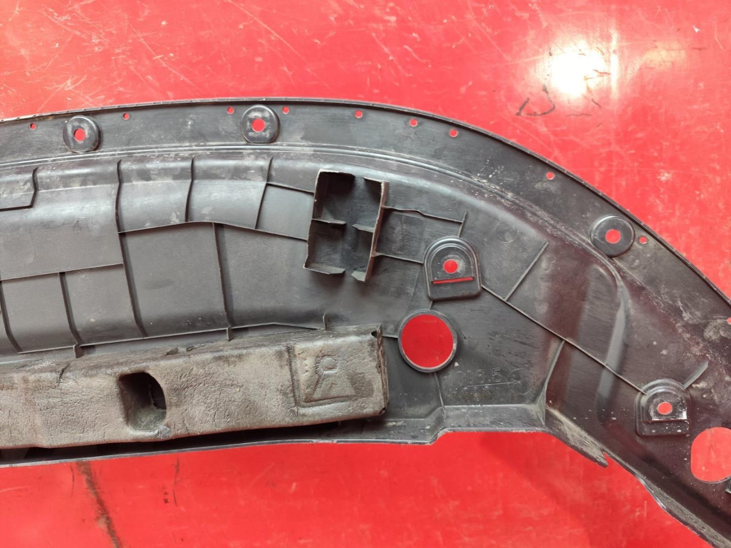 Кожух замка капота