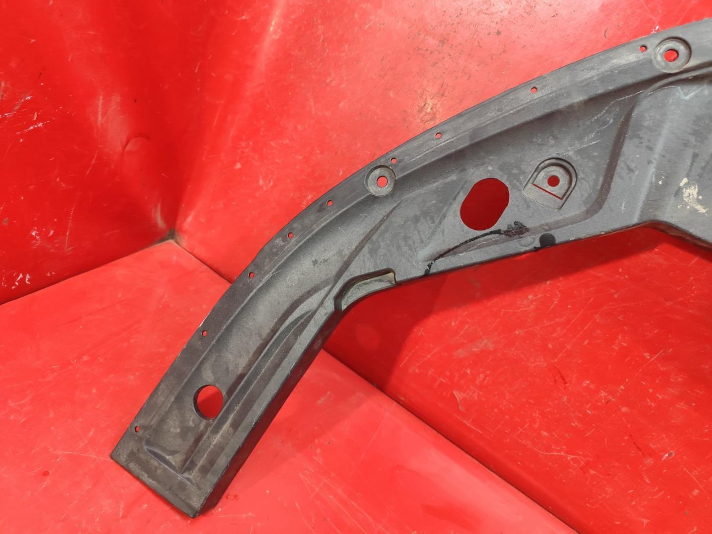 Кожух замка капота