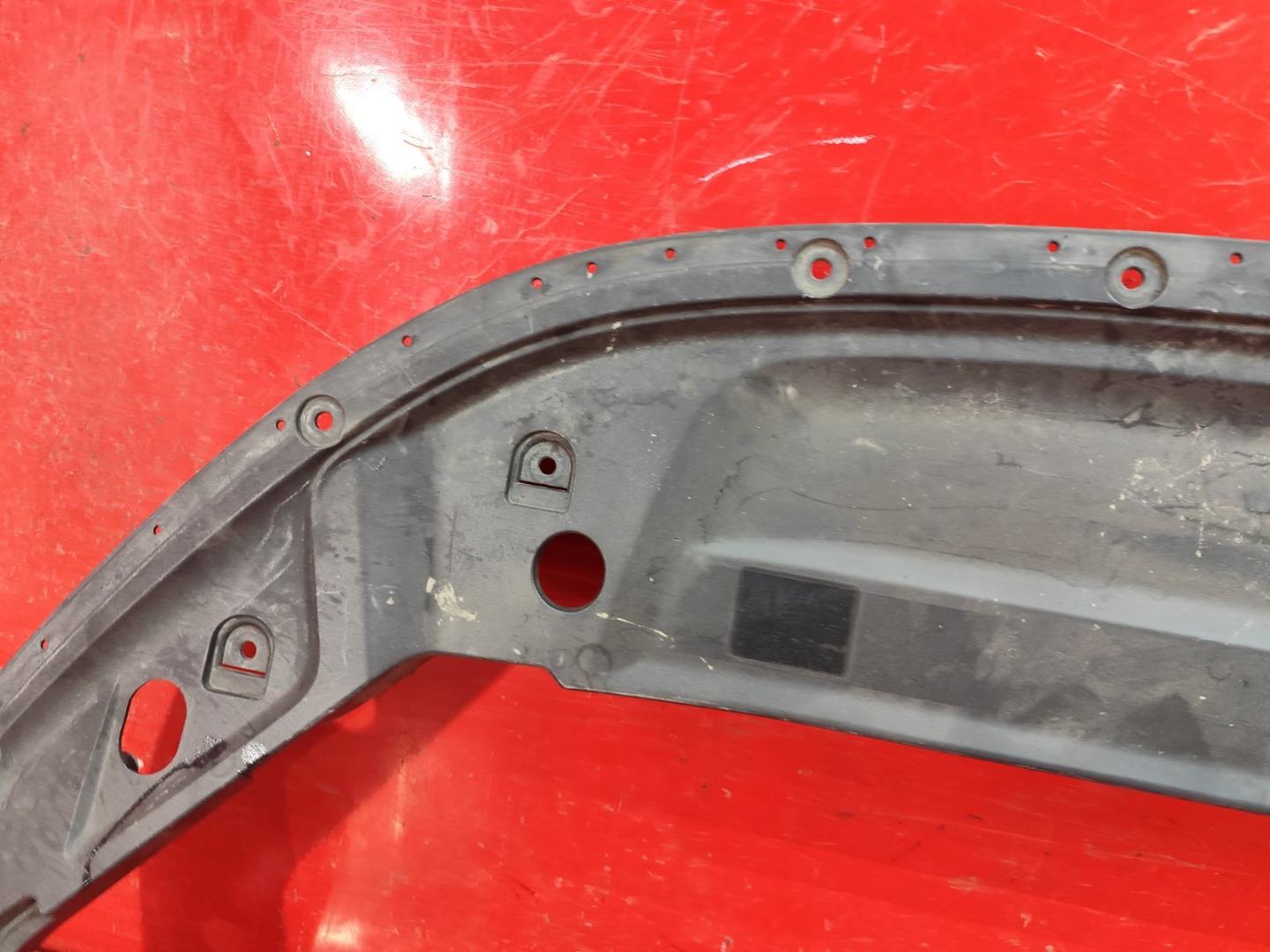 Кожух замка капота