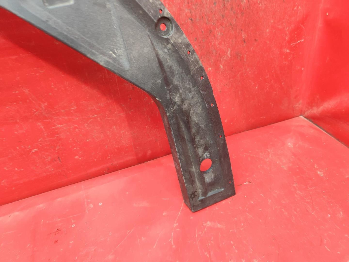 Кожух замка капота