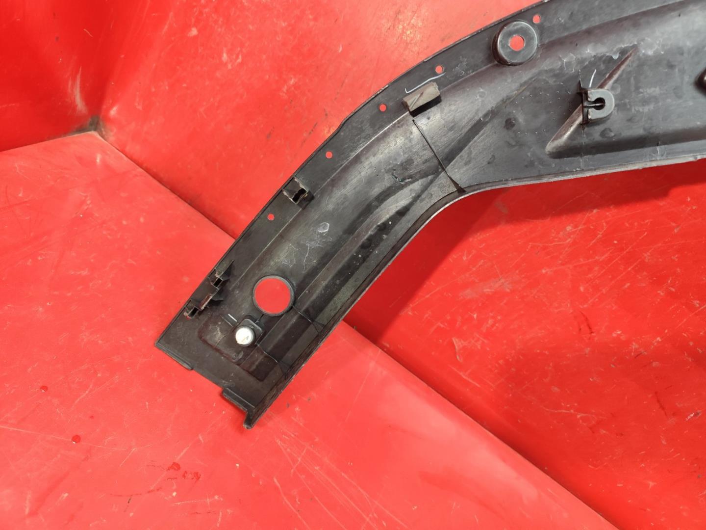 Кожух замка капота