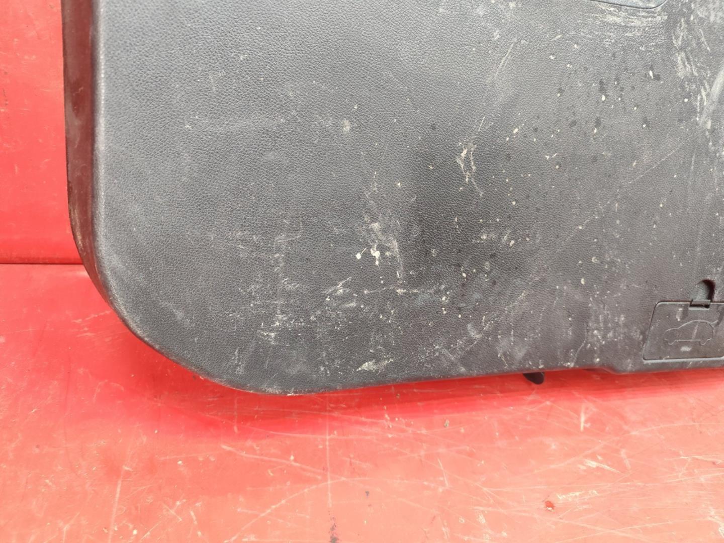 Обшивка крышки багажника