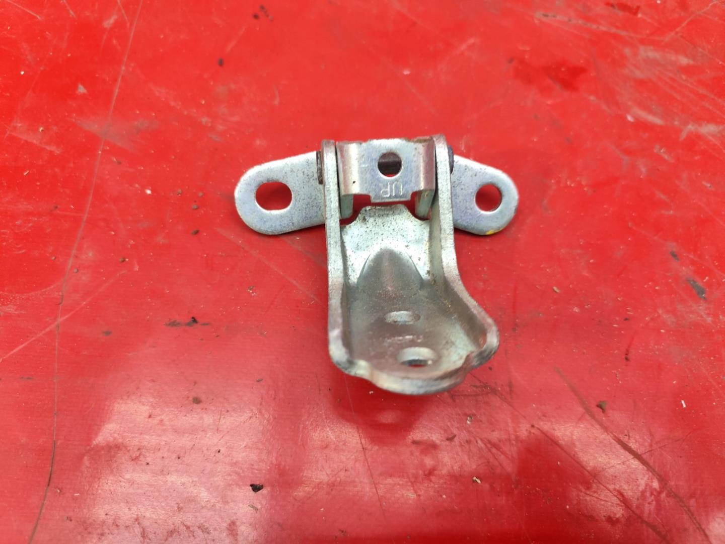 Петля двери