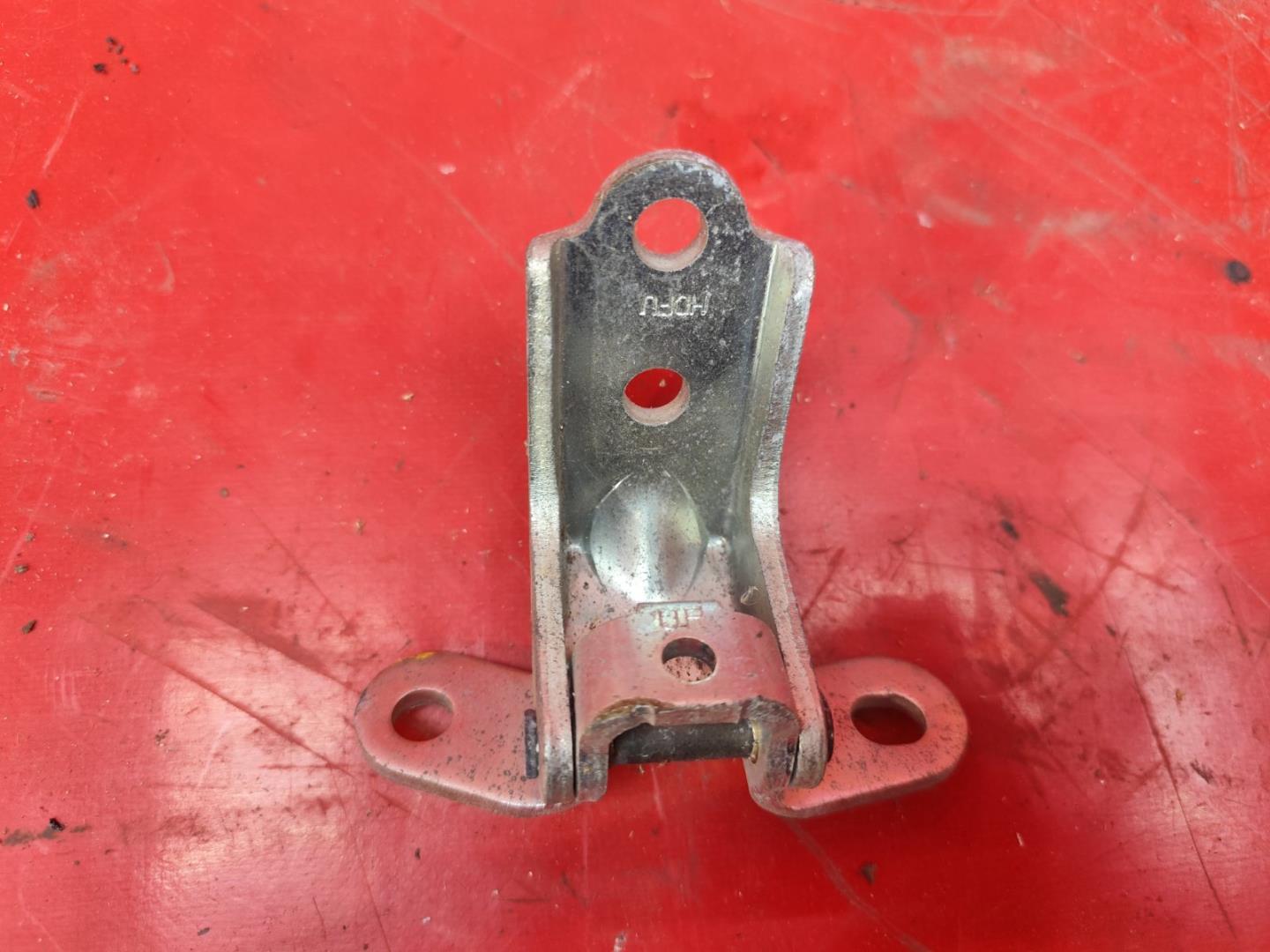 Петля двери