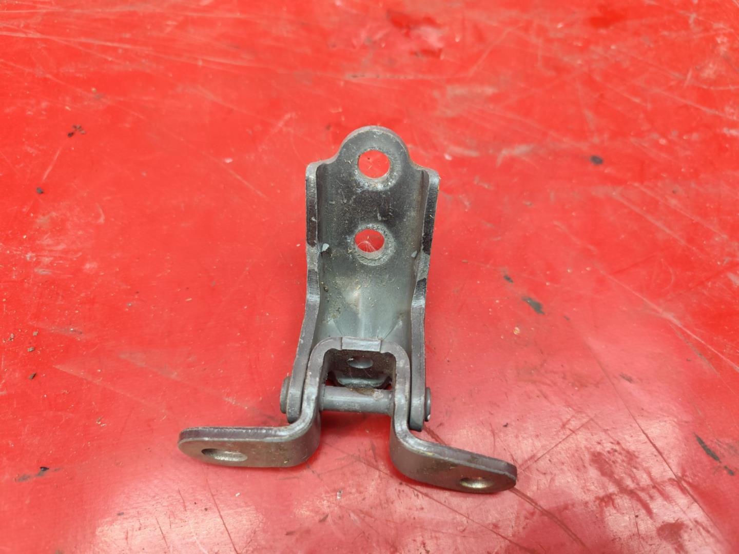 Петля двери