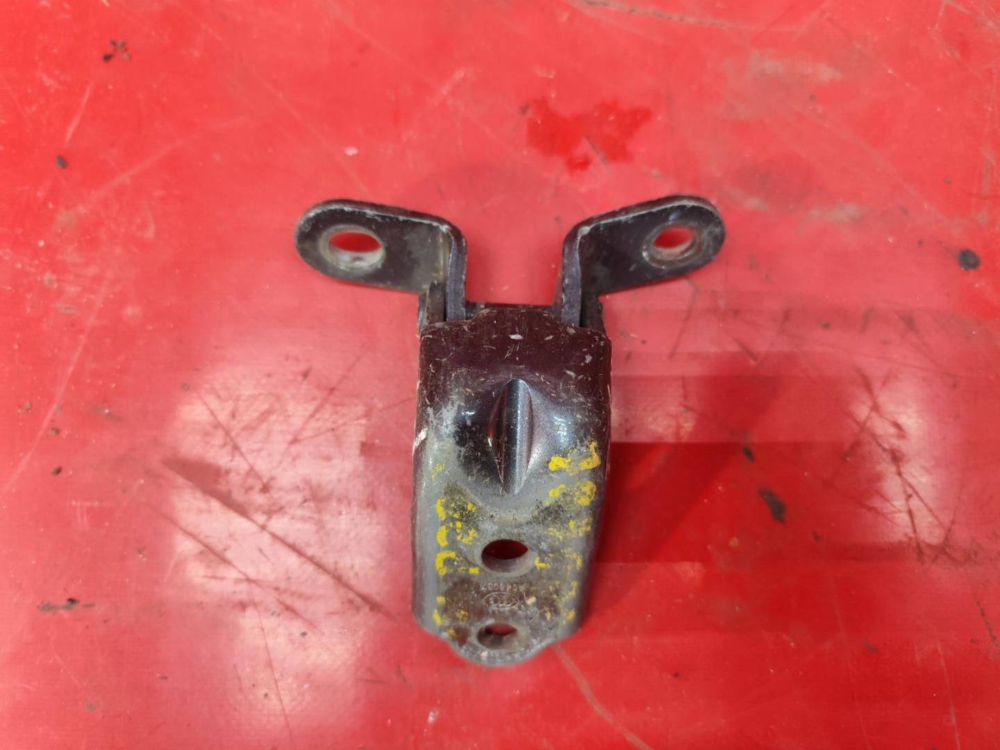 Петля двери