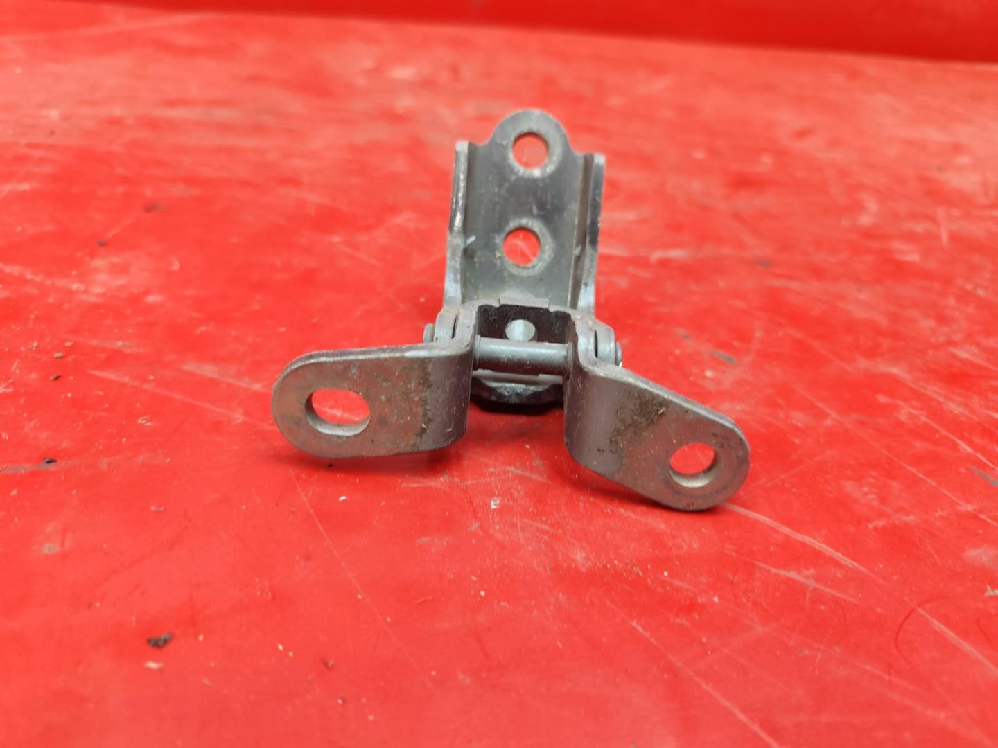 Петля двери