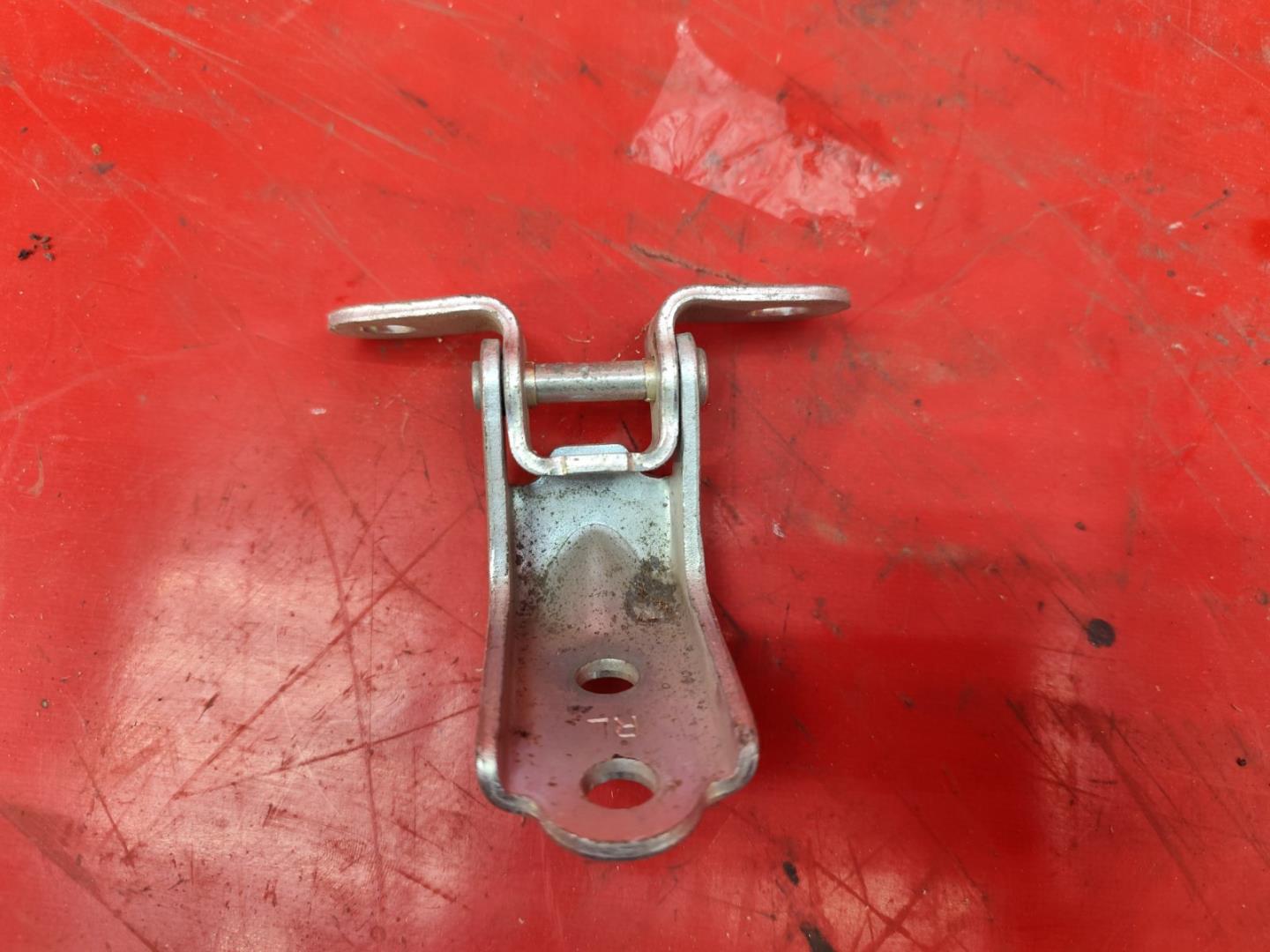 Петля двери