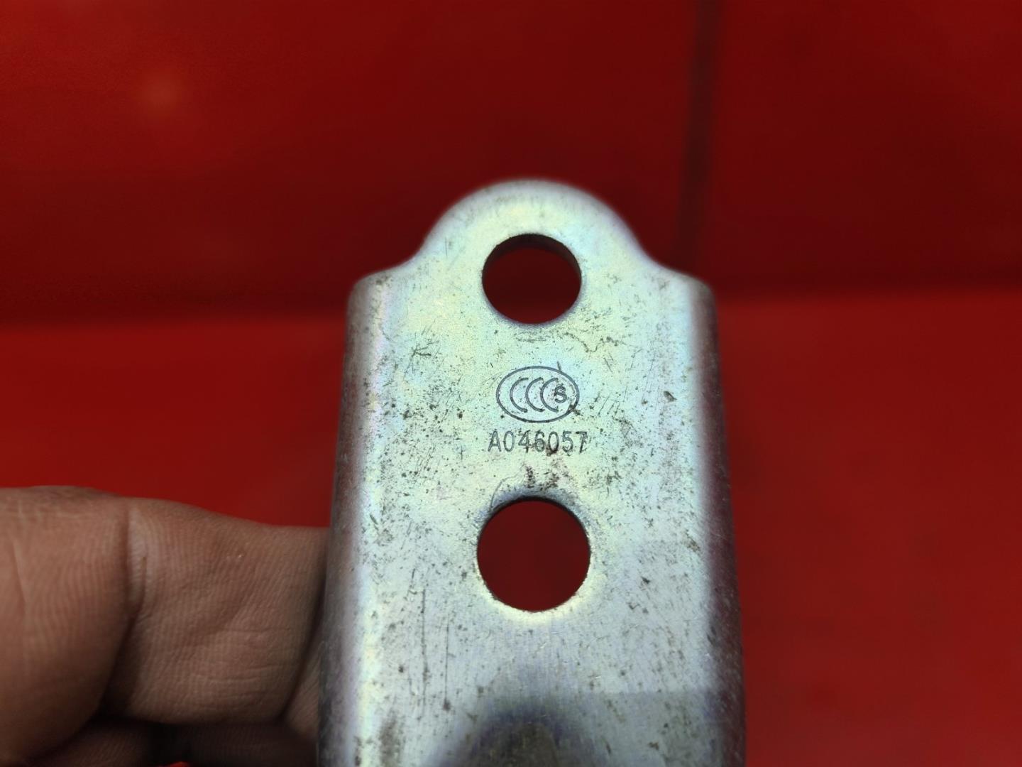 Петля двери