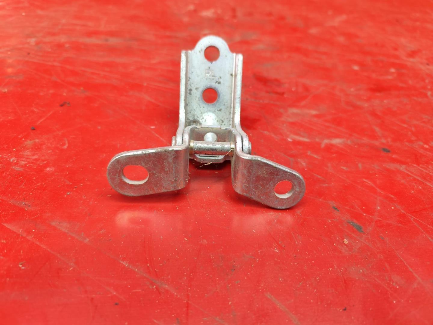 Петля двери