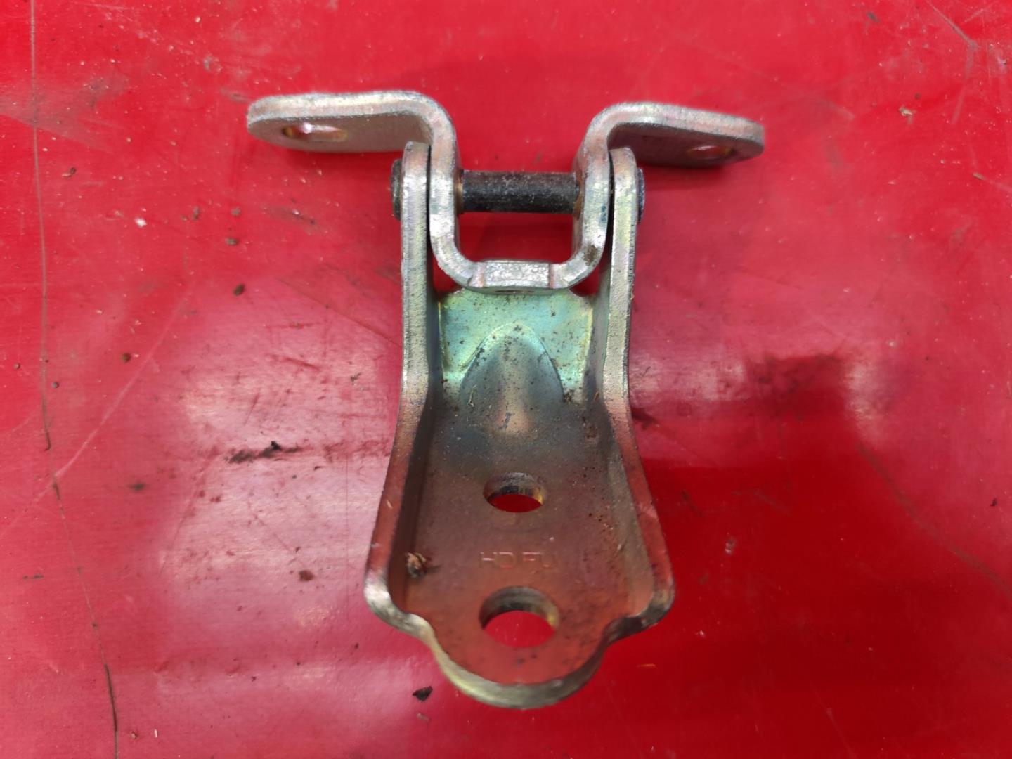 Петля двери