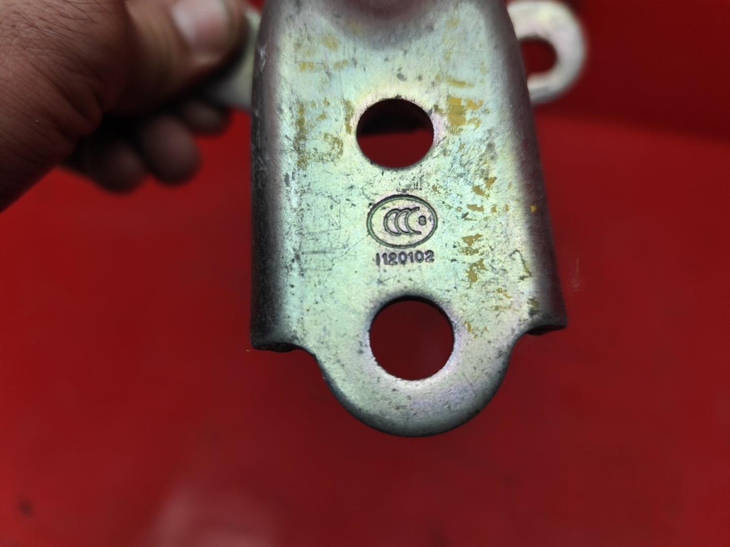 Петля двери