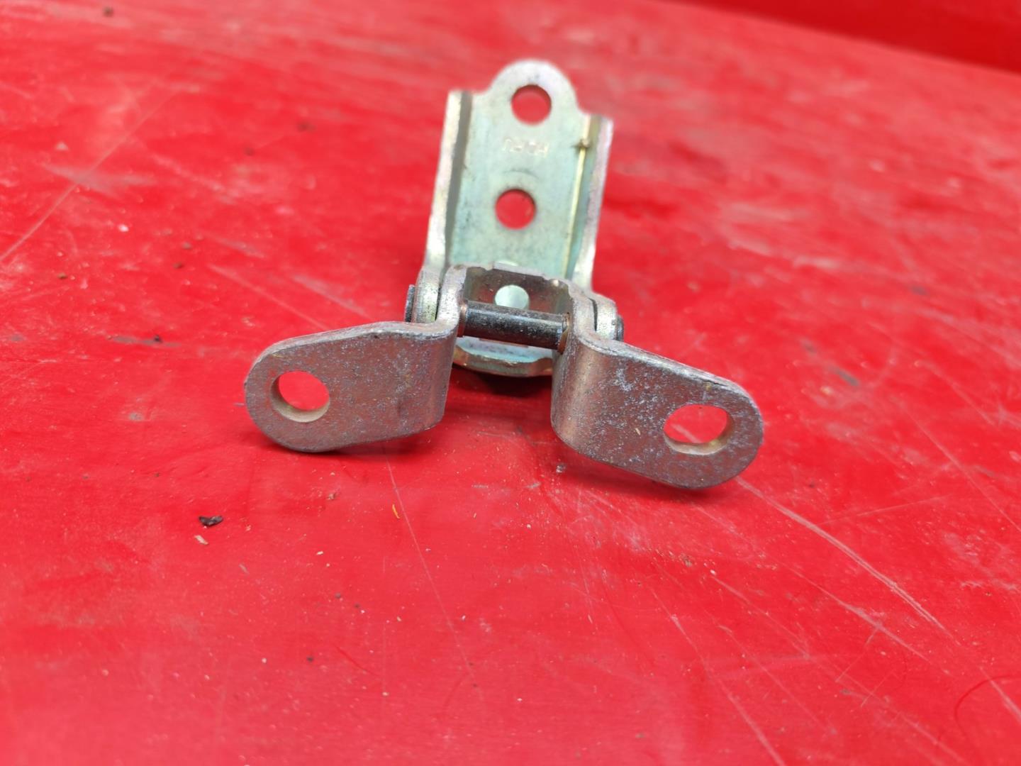 Петля двери