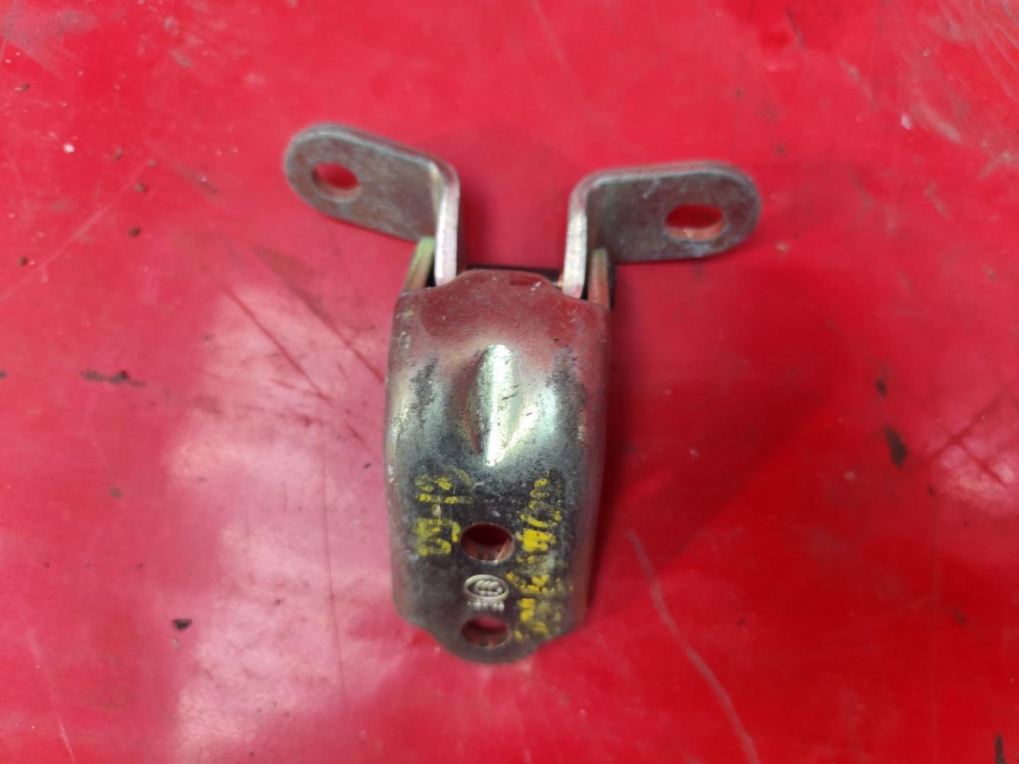 Петля двери