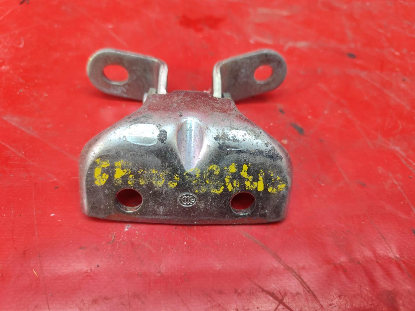 Петля двери