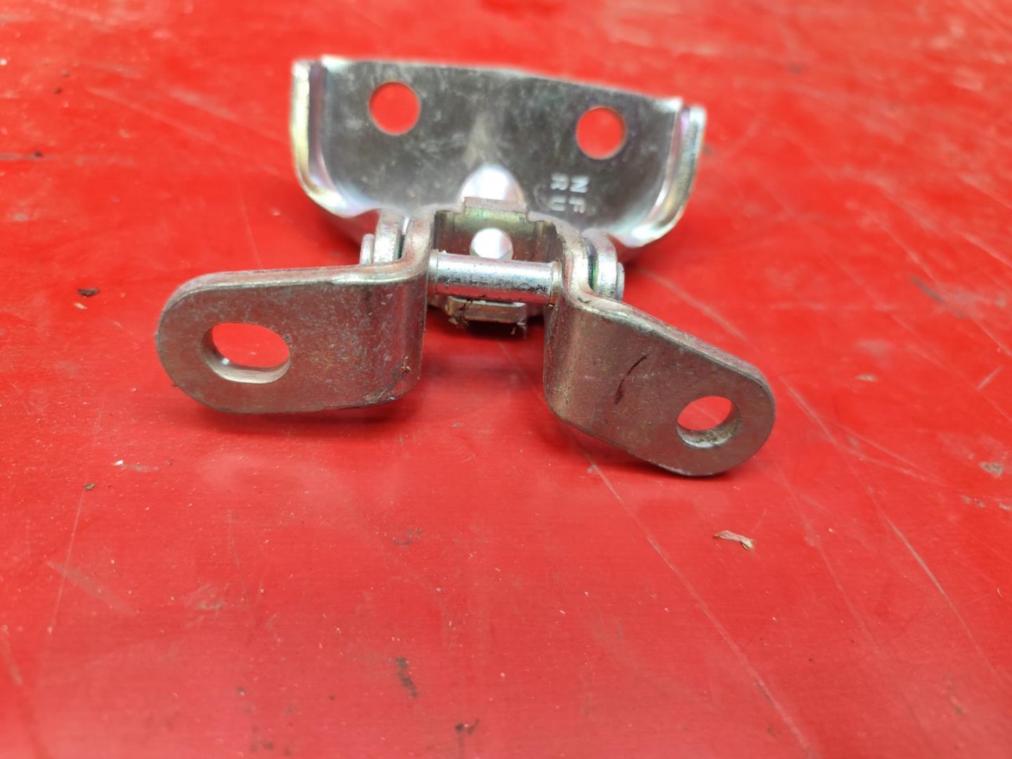 Петля двери