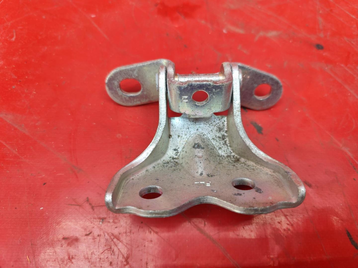 Петля двери