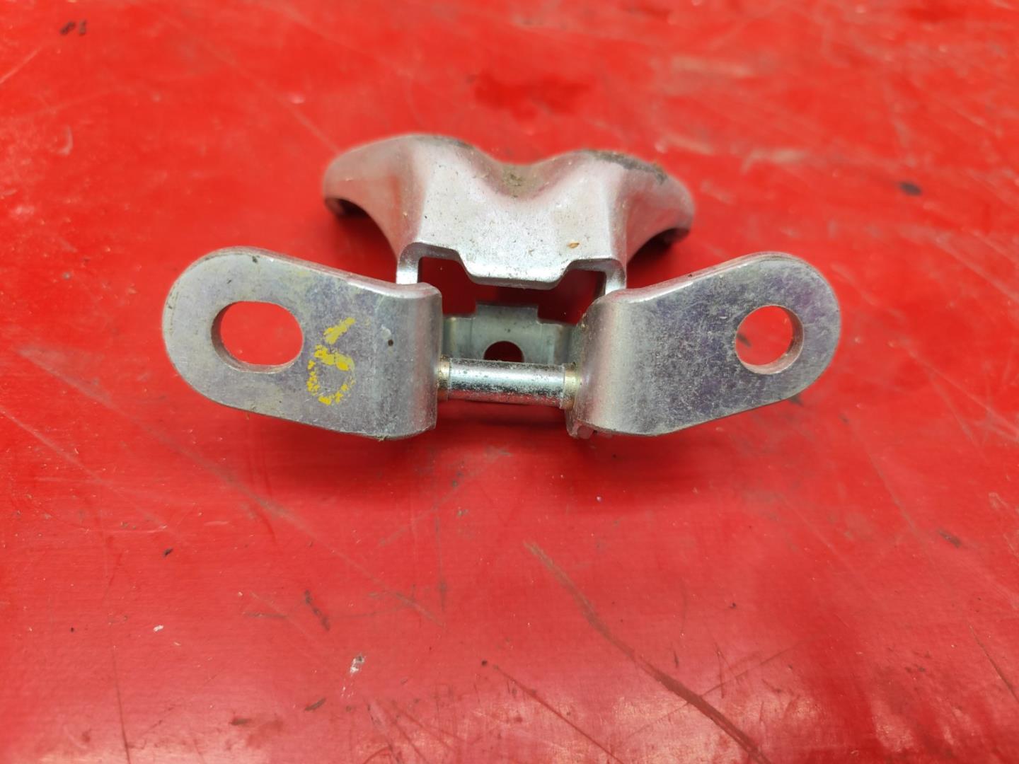 Петля двери