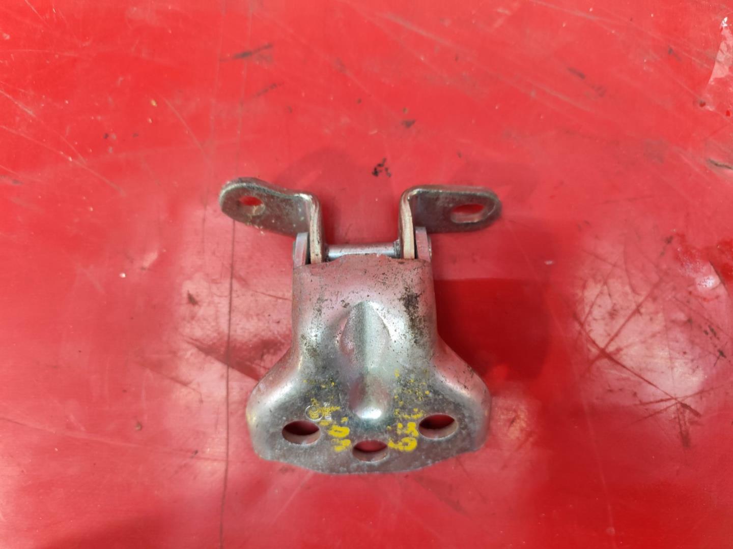 Петля двери