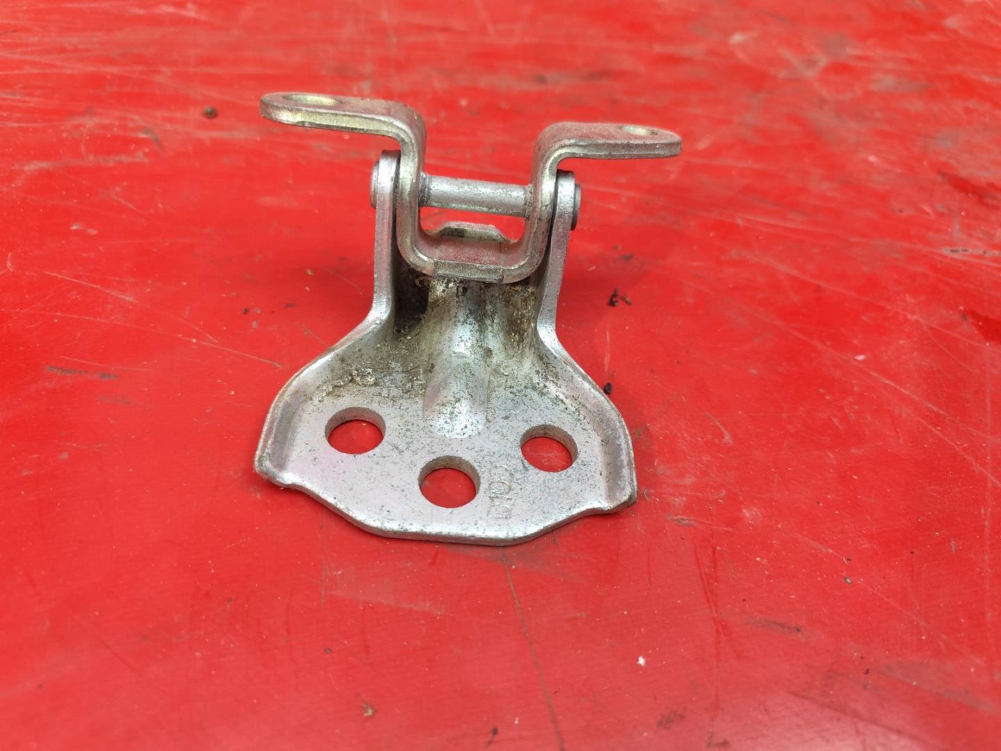 Петля двери