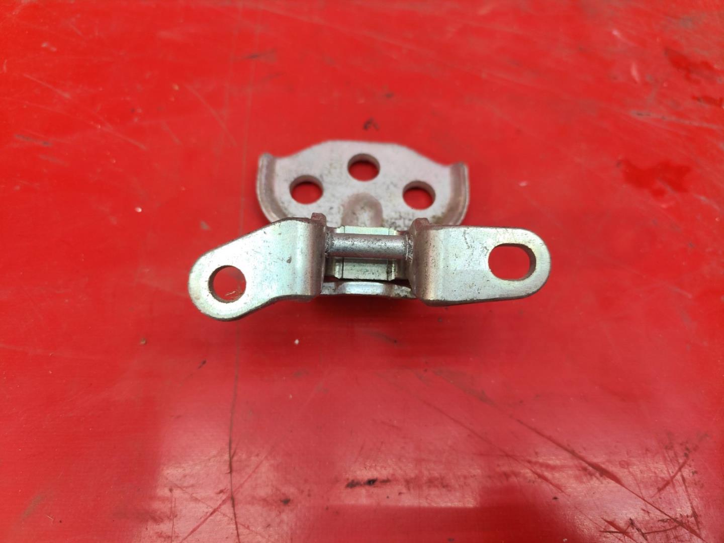 Петля двери