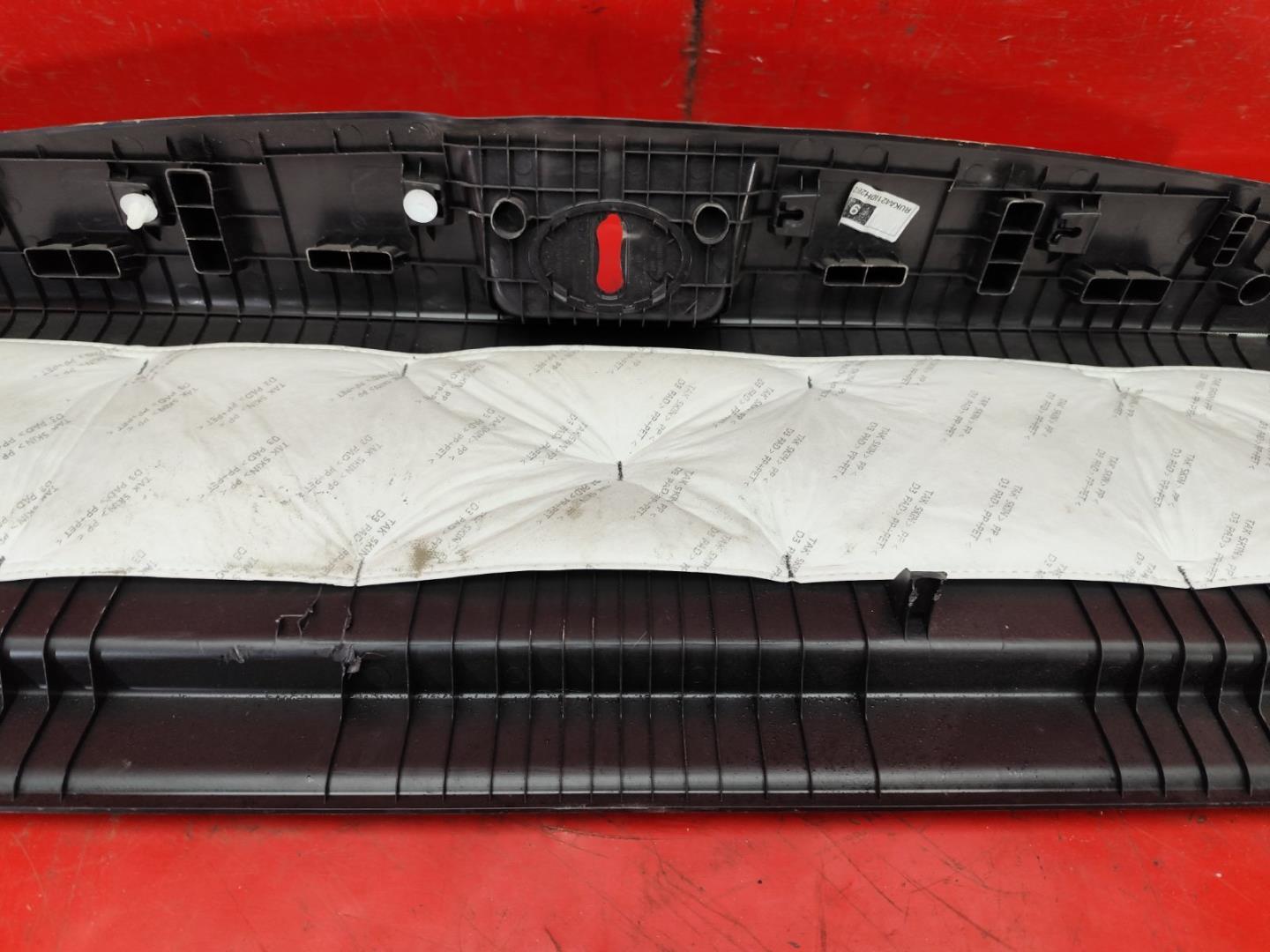 Кожух замка багажника