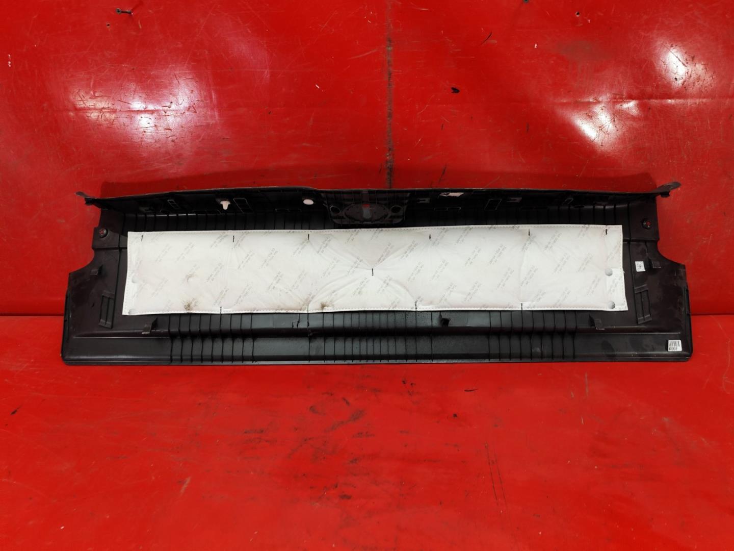 Кожух замка багажника