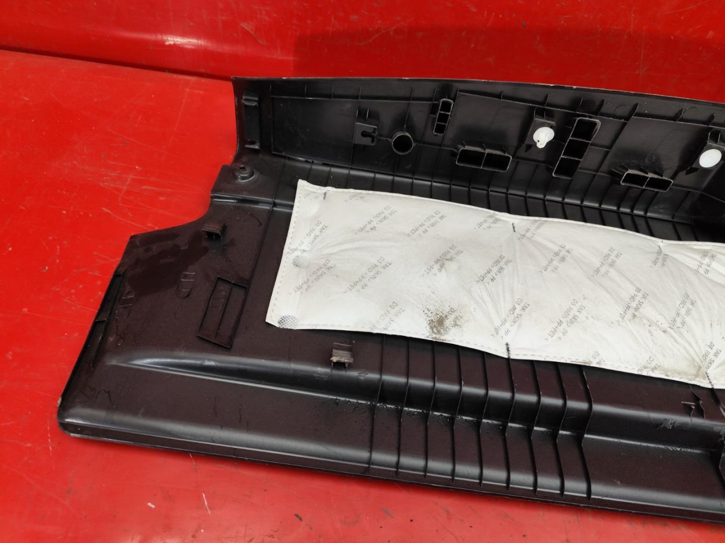 Кожух замка багажника