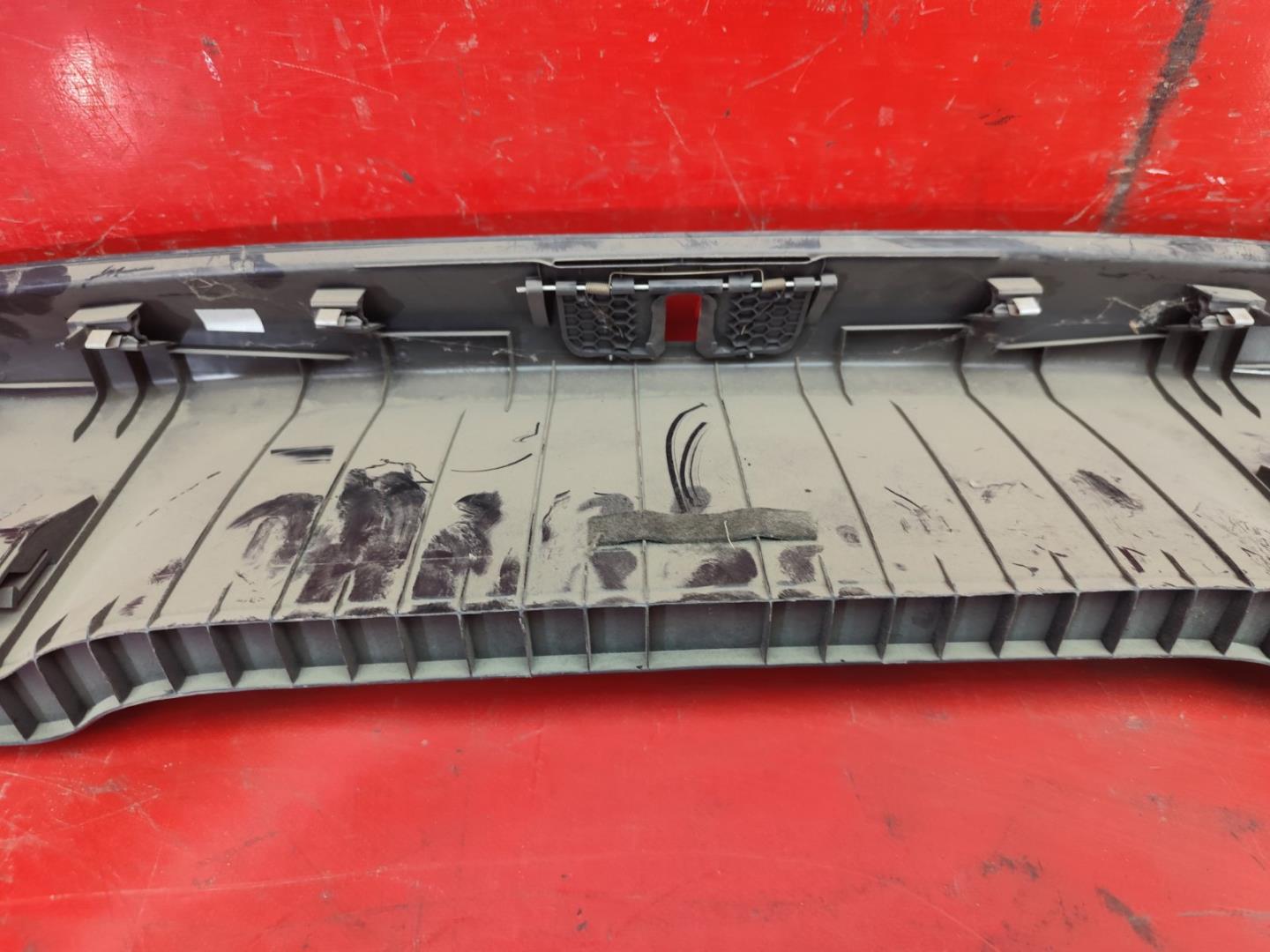 Кожух замка багажника