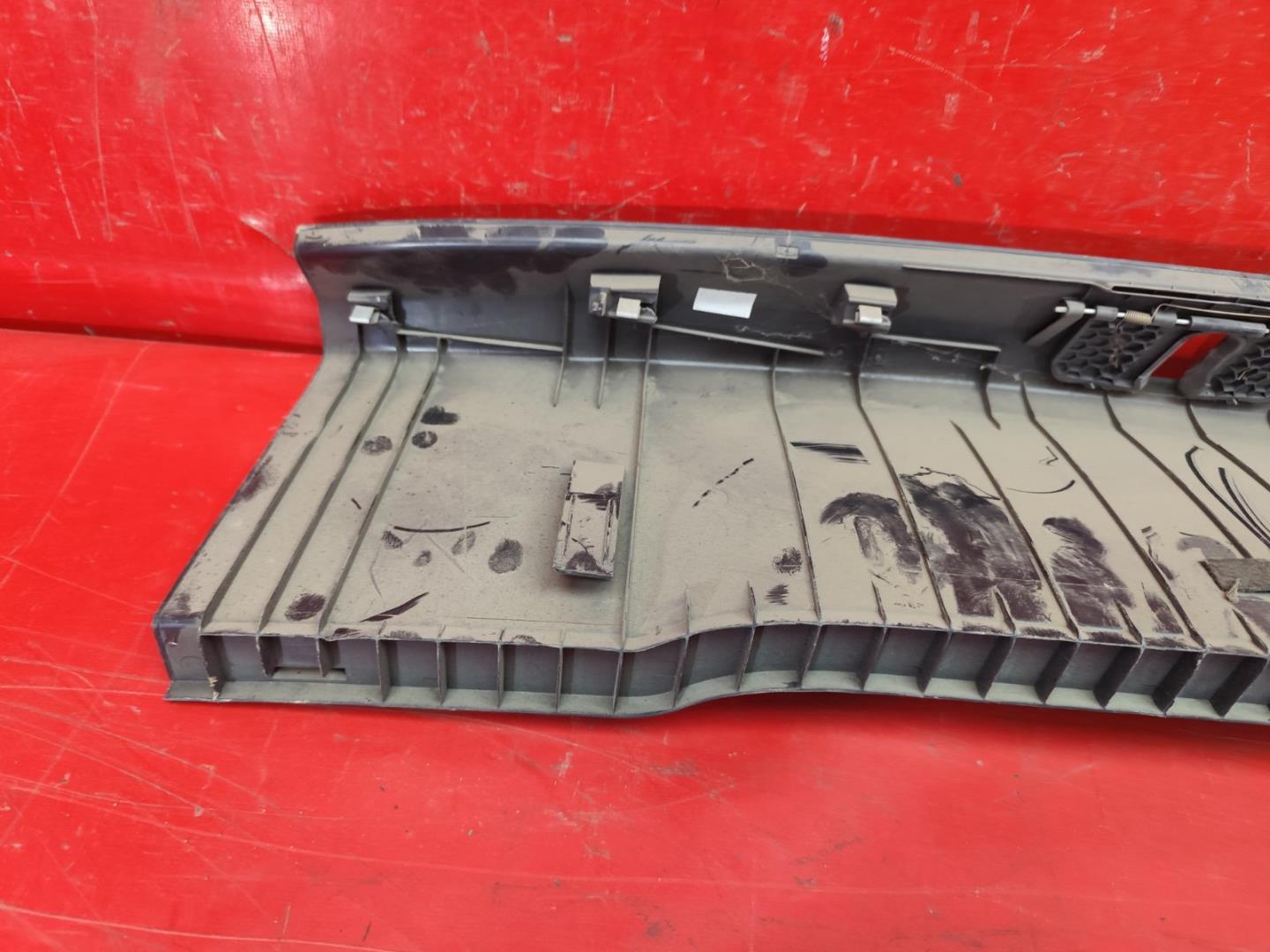 Кожух замка багажника