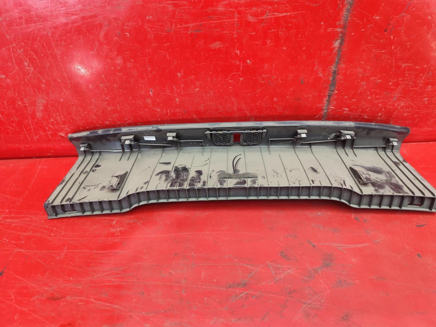 Кожух замка багажника