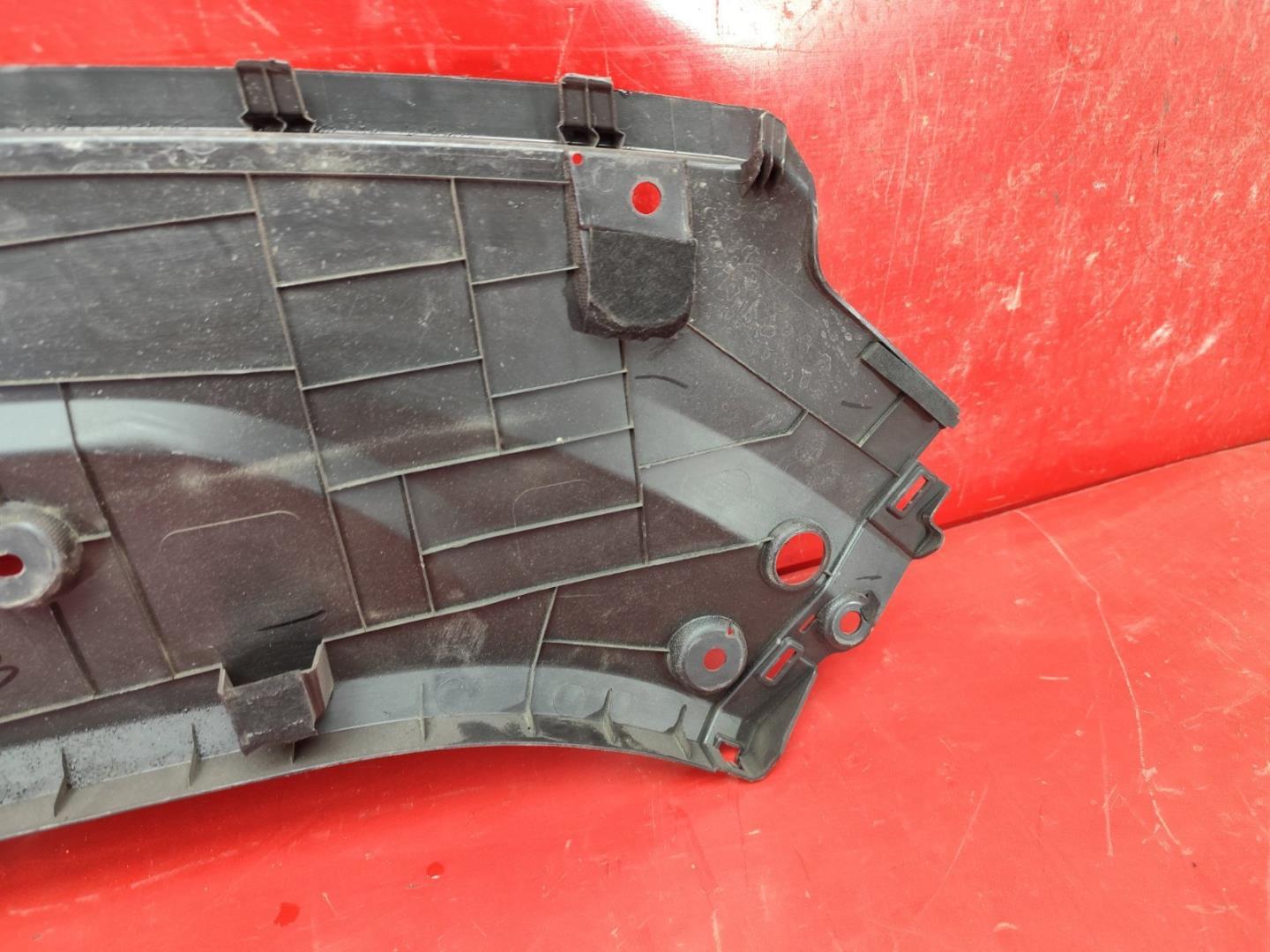 Кожух замка капота