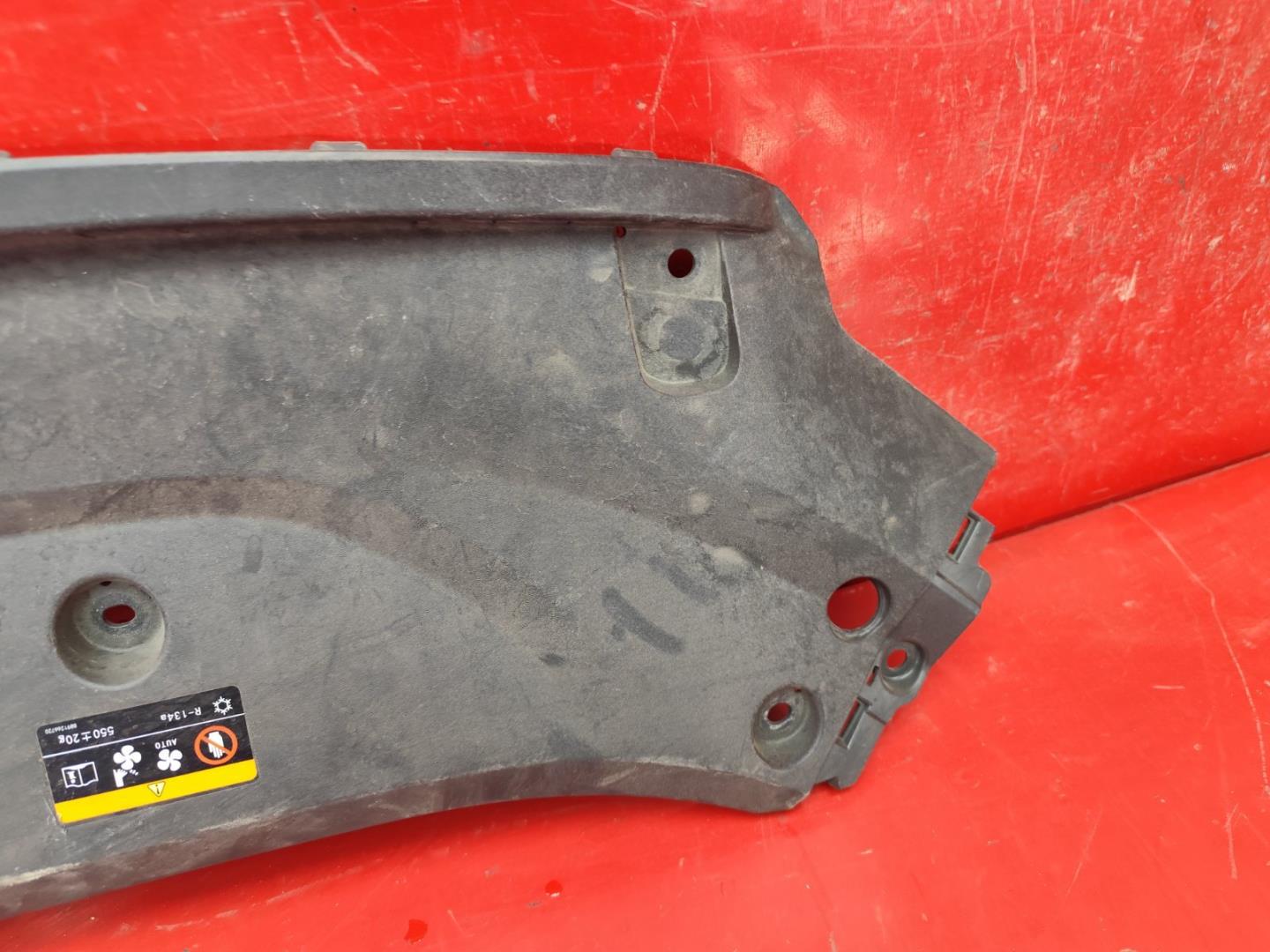 Кожух замка капота