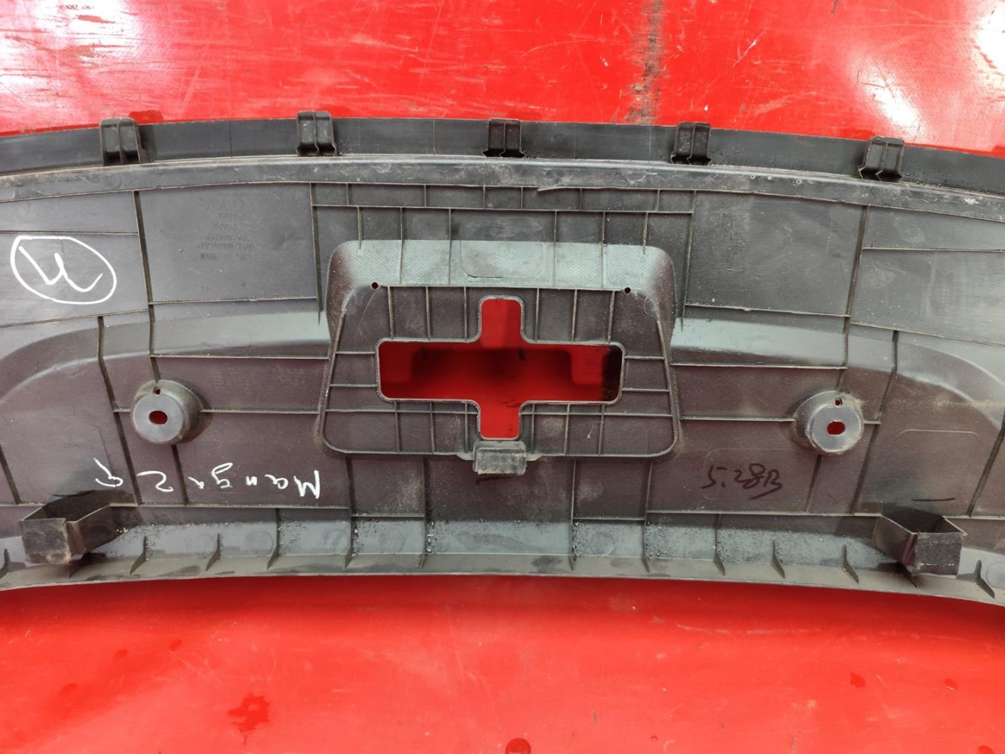 Кожух замка капота