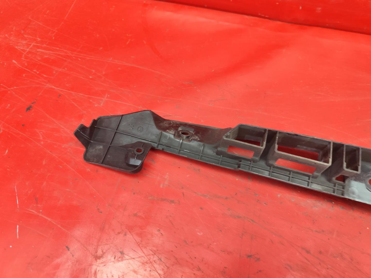 Кожух замка капота