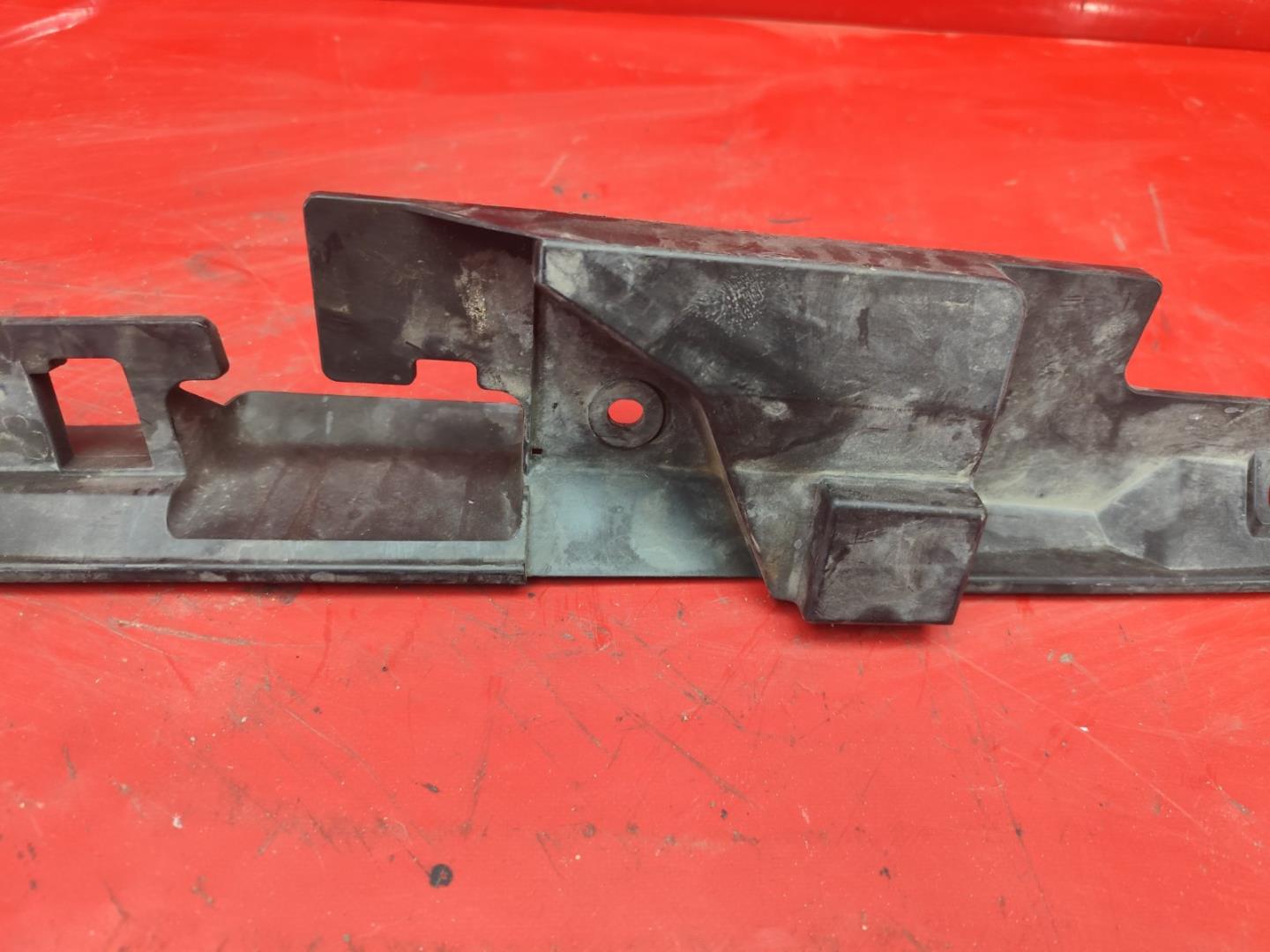 Кожух замка капота