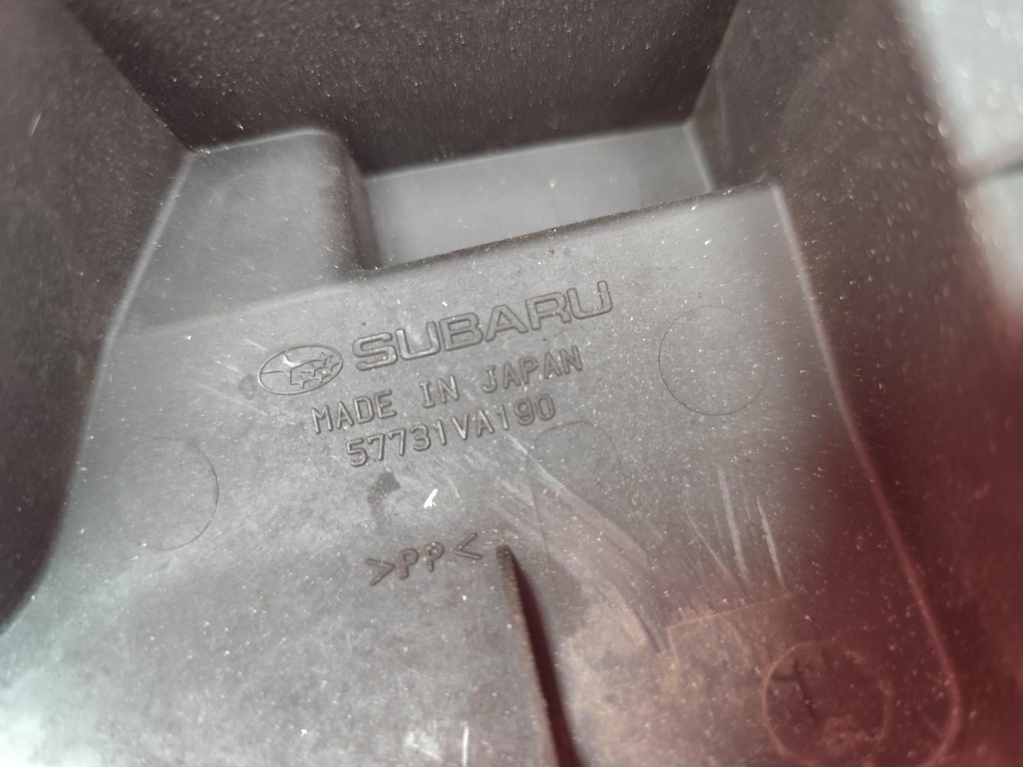 Кожух замка капота