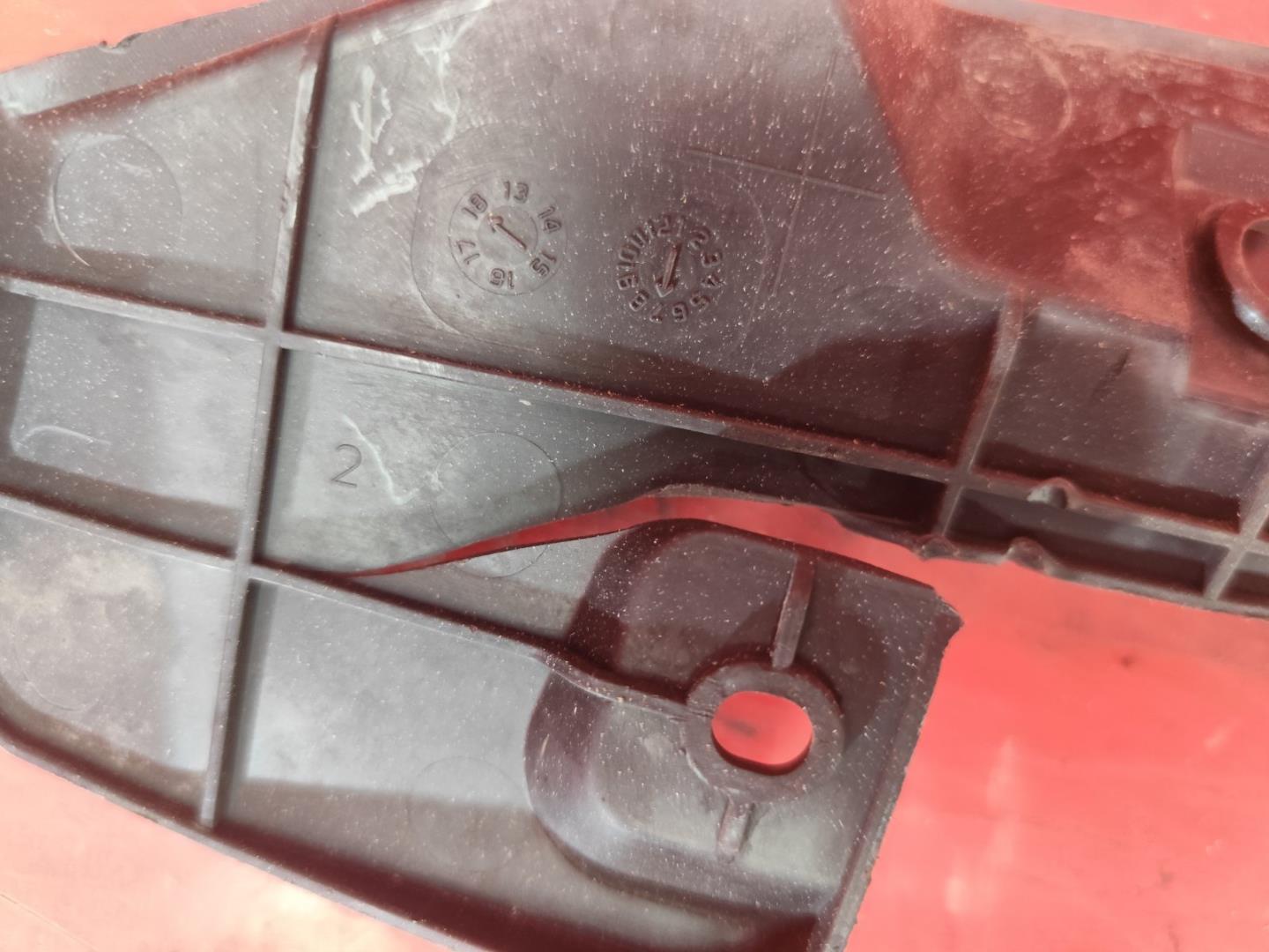 Кожух замка капота