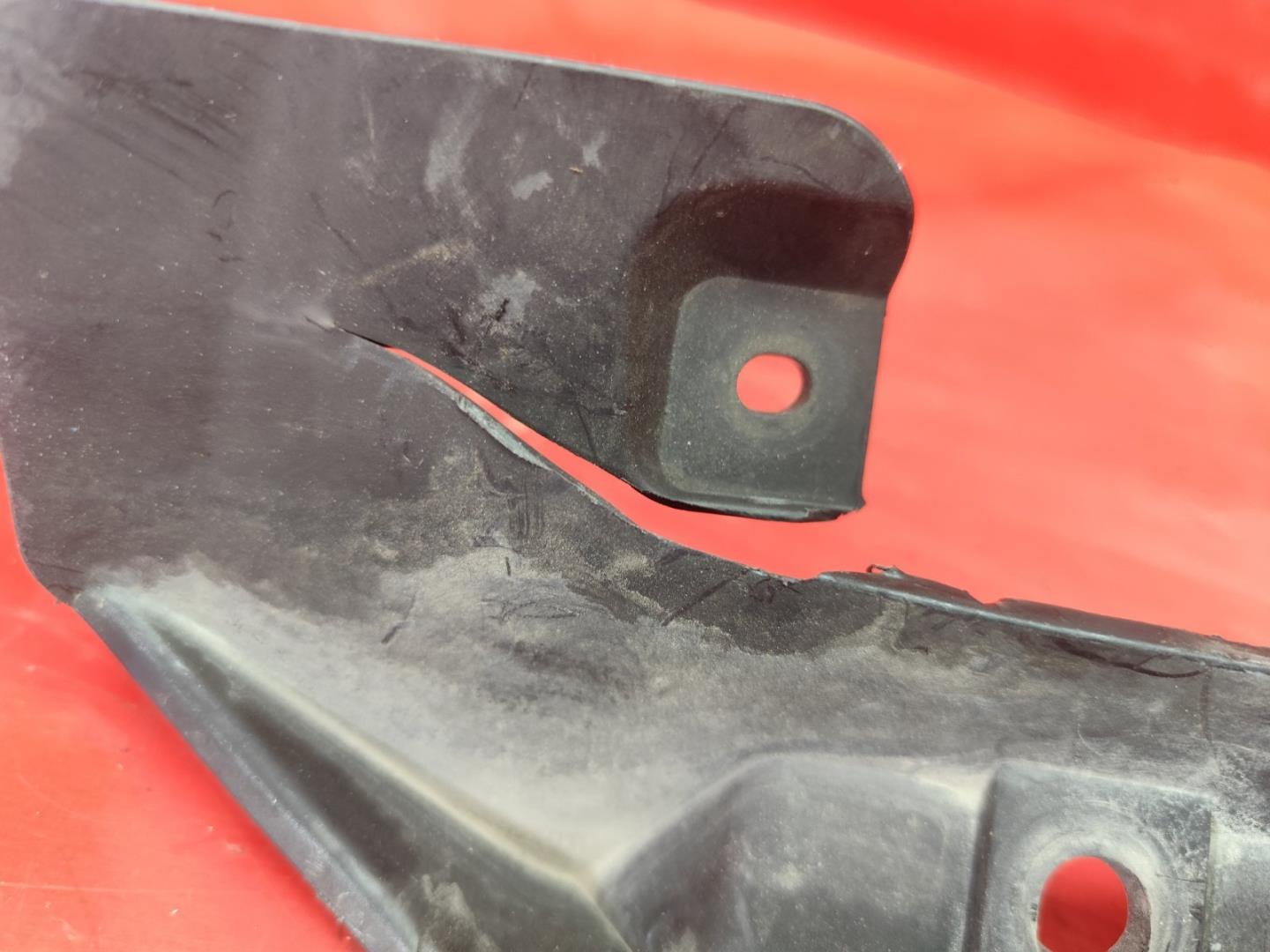 Кожух замка капота