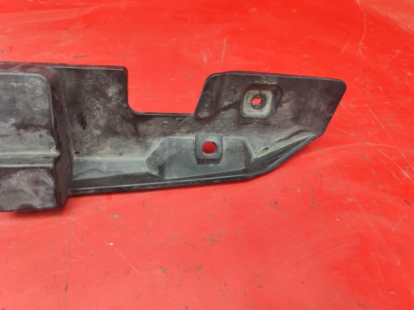 Кожух замка капота