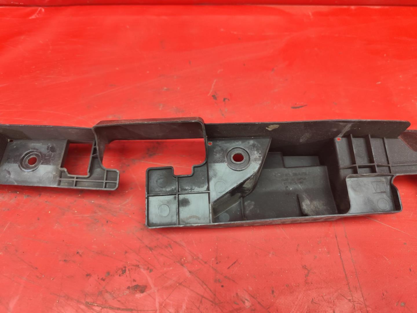 Кожух замка капота